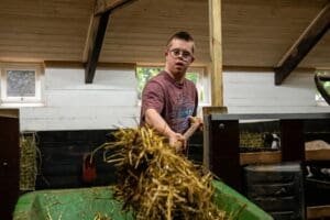 Medewerker van Stichting Villande bij kinderboerderij De Maten